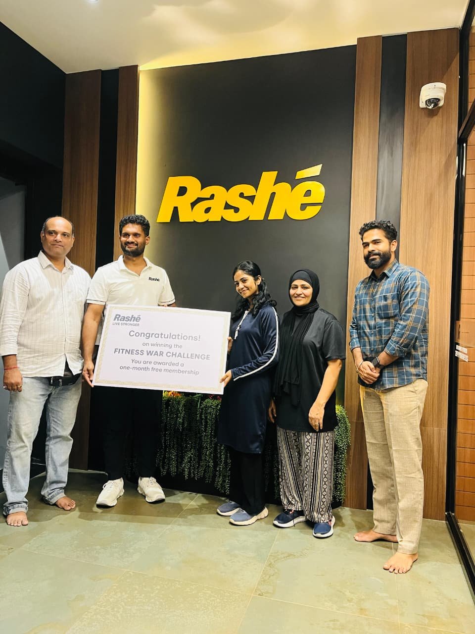 Mariyam Leads Female Hanging Hold